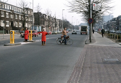 117536 Afbeelding van verkeersbrigadiers bij de oversteekplaats voor voetgangers in de Vleutenseweg te Utrecht, ter ...